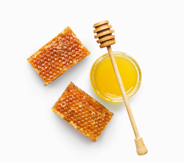 tarro de dulce miel y panales aislados en blanco - panal de miel fotos fotografías e imágenes de stock