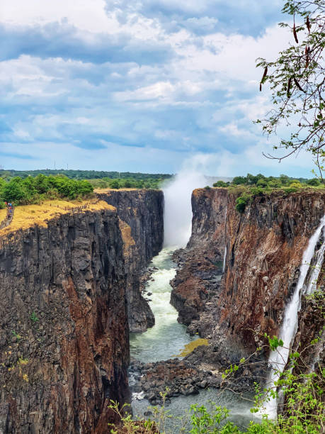 chutes victoria vues du côté zambien - victoria falls waterfall zimbabwe zambia photos et images de collection