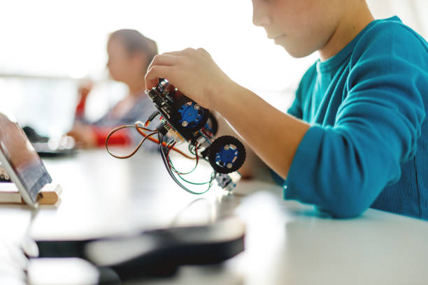 istock Building robotic car toy for school project 1085313122