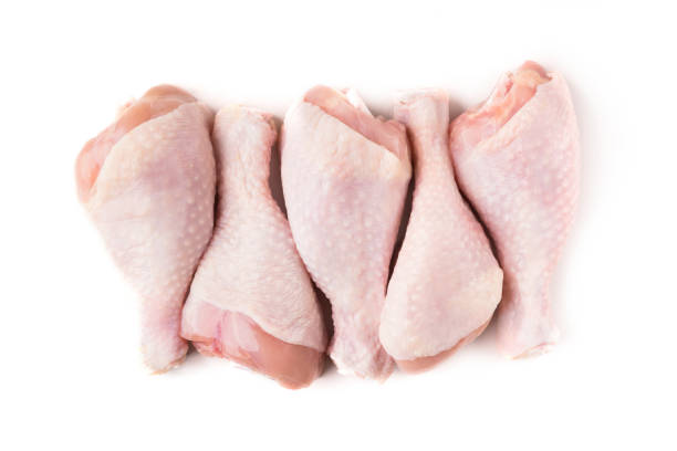 uncooked chicken legs on white background - cru imagens e fotografias de stock