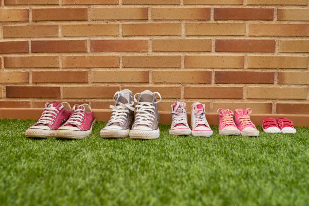 istock Pregnancy announcement with sneakers 1085317170