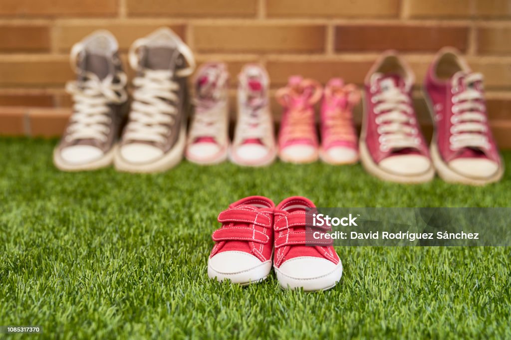 Annuncio Gravidanza Con Sneakers - Fotografie stock e altre immagini di  Annuncio - Annuncio, Incinta, Amore - iStock