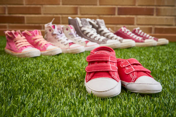 istock Pregnancy announcement with sneakers 1085317378