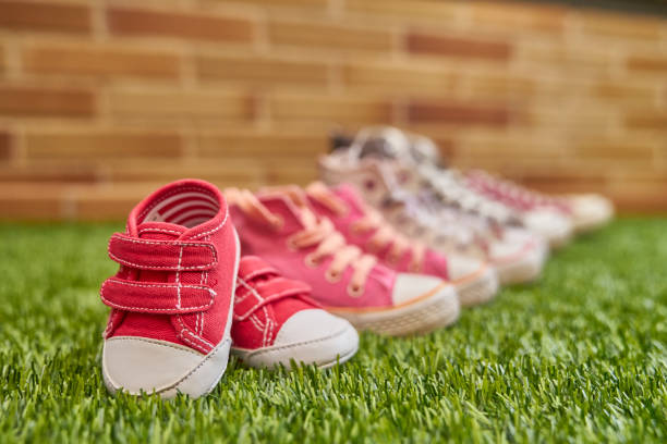 istock Pregnancy announcement with sneakers 1085317396