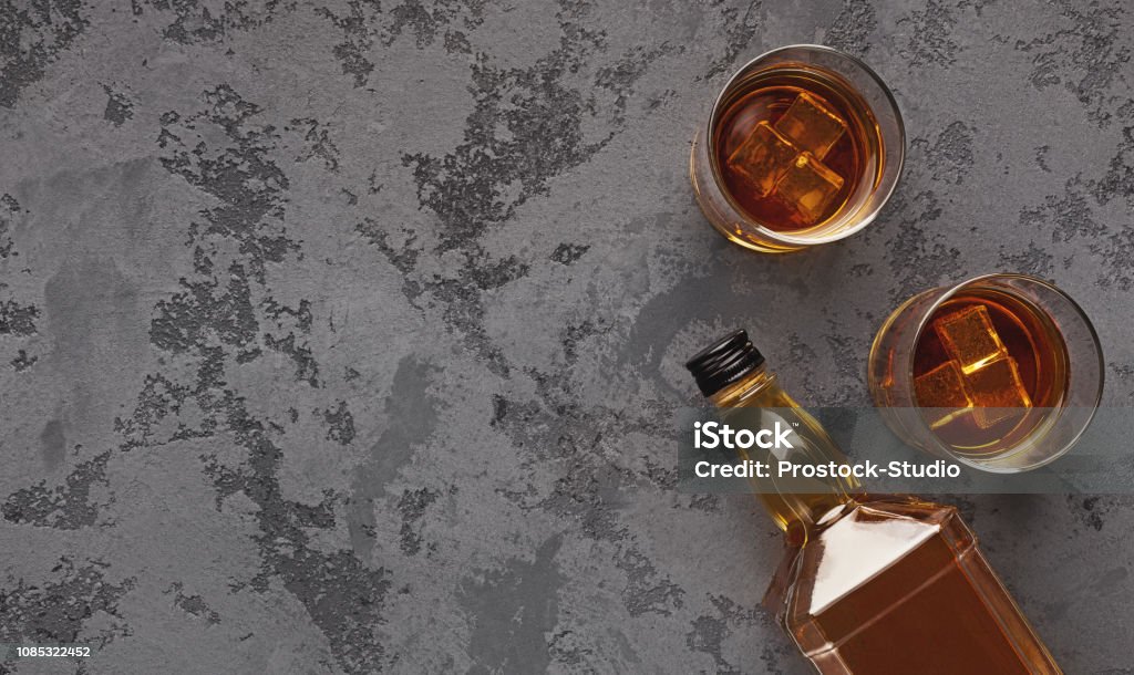 ウイスキーと大理石の背景に別のボトルを 2 杯 - ウイスキーのロイヤリティフリーストックフォト