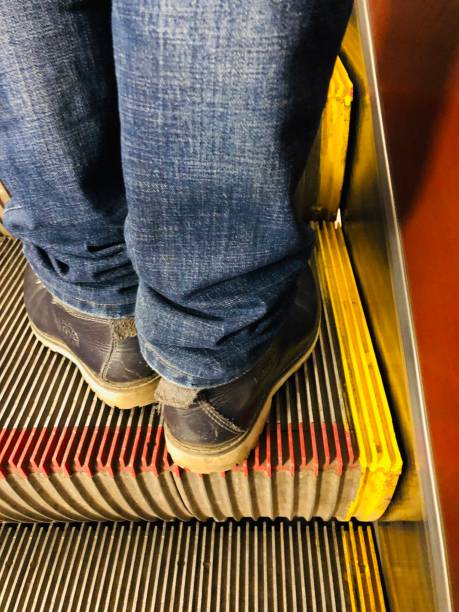 métro, chaussures, marches, escalier mécanique - railroad station escalator staircase steps photos et images de collection