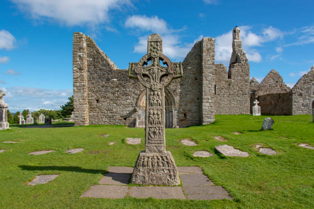 ruínas celtas na irlanda - cemetery celtic cross celtic culture chapel - fotografias e filmes do acervo