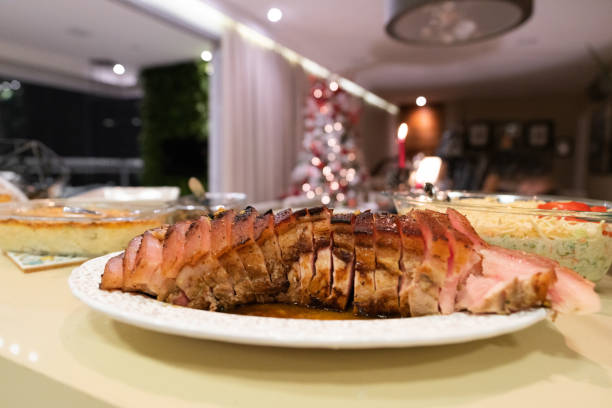 cochinillo asado - leitão à pururuca en cena de navidad - spit roasted roasted roast pork domestic pig fotografías e imágenes de stock