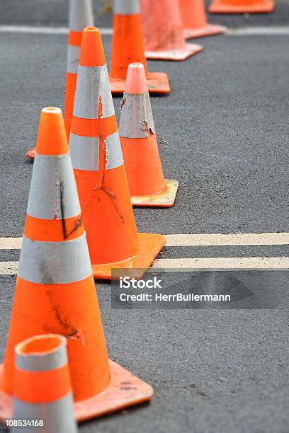 Ruch Pachołki Blokowanie Street - zdjęcia stockowe i więcej obrazów Asfalt - Asfalt, Bariera budowlana, Barykada