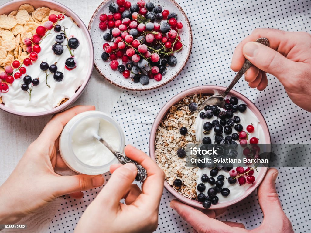 Petit-déjeuner sain et festif pour les proches - Photo de Hommes libre de droits