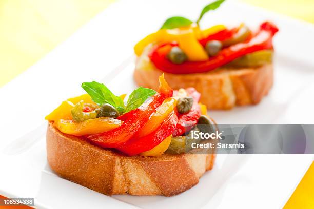 Bruschetta Mit Paprikasalat Stockfoto und mehr Bilder von Baguette - Baguette, Basilikum, Bildschärfe