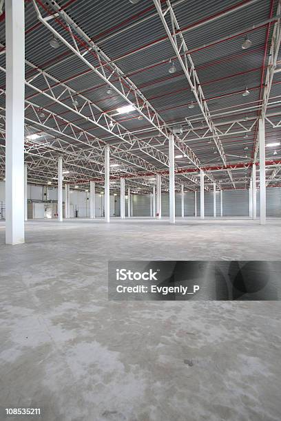 Foto de Interior De Um Moderno Armazém e mais fotos de stock de Armazém - Armazém, Armazém de distribuição, Armação de Construção