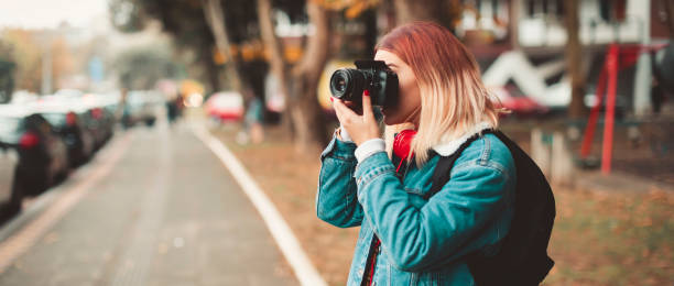 kobieta z aparatem robi zdjęcie na ulicy - photographer camera photograph photography zdjęcia i obrazy z banku zdjęć