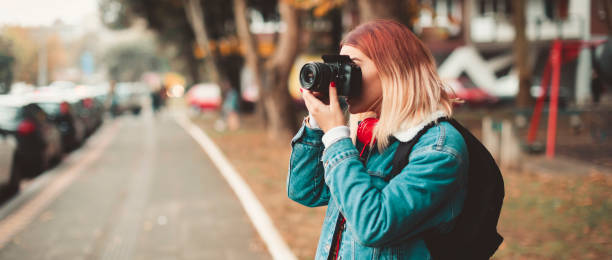 женщина с камерой съемки на улице - студент фотографии стоковые фото и изображения
