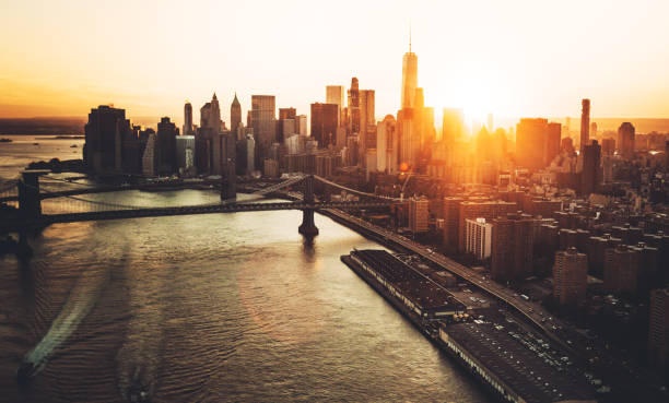 вид с воздуха на горизонт манхэттан - east river фотографии стоковые фото и изображения