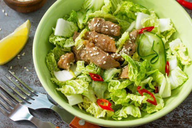 menu dietetico. insalata sana con cavolo cinese, pollo, sesamo e peperoncino. - 16340 foto e immagini stock