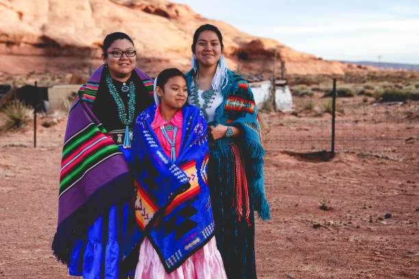 모뉴먼트 밸리, 애리조나에 살고 있는 세 젊은 나바호어 자매 들 - navajo reservation 뉴스 사진 이미지