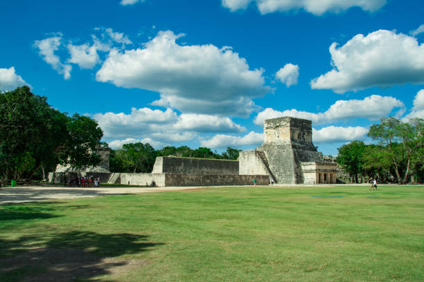 большой шар корт и храм ягуаров, чичен-ица, yucatan, мексика - the great court стоковые фото и изображения