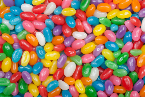 Grupo grande de jelly beans en una variedad de colores photo