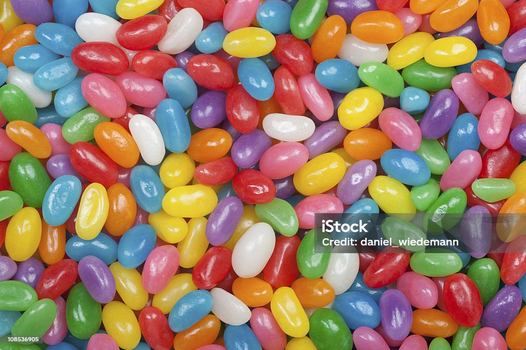 Grupo grande de jelly beans en una variedad de colores - Foto de stock de Caramelo de goma libre de derechos