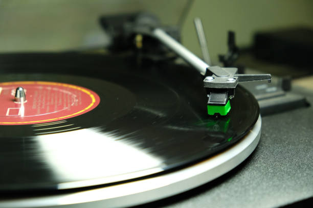 istock music in vinyl 1085387034