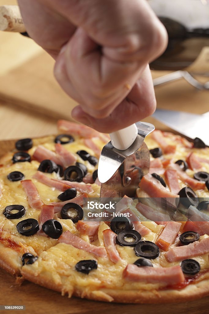 ピザ（ハムとオリーブ - まな板のロイヤリティフリーストックフォト