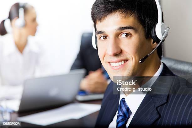 Foto de Dois Apoiar Operadores De Telefone No Local De Trabalho e mais fotos de stock de Adulto