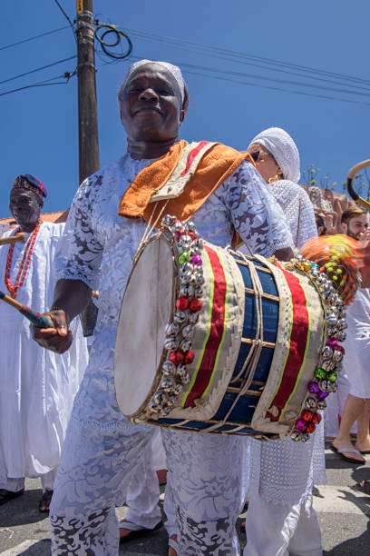 jugadores de atabaque - african descent drum african culture day fotografías e imágenes de stock