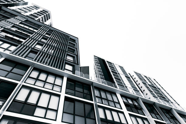 moderno apartamento prédios altos, fundo branco, copie o espaço - apartment sky housing project building exterior - fotografias e filmes do acervo