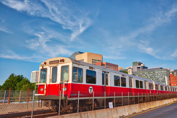 linee della metropolitana mbta di boston, treno che attraversa il ponte longfellow sul pittoresco fiume charles - back bay immagine foto e immagini stock