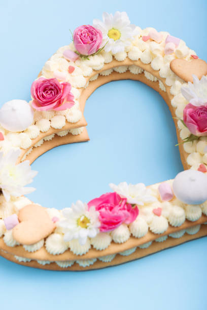 istock Valentine's Day heart-shaped cake 1085435256