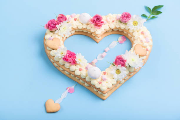 istock Valentine's Day heart-shaped cake 1085435322
