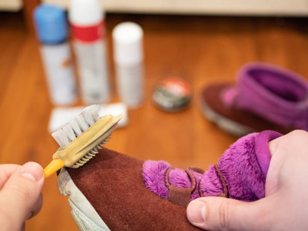 мужчина очищает замшевую обувь специальной щеткой - bristle brush part стоковые фото и изображения