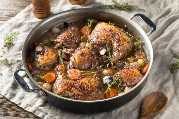 домашний французский coq au vin курица - brown chicken стоковые фото и изображения