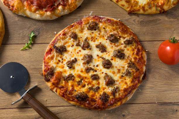 gourmet-holzofen hausgemachte sortierten pizza - wurst stock-fotos und bilder