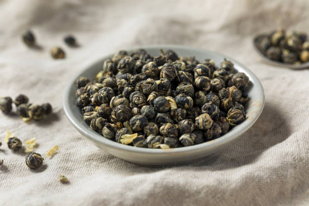 tè di perla di gelsomino biologico essiccato - tea jasmine tea green black foto e immagini stock