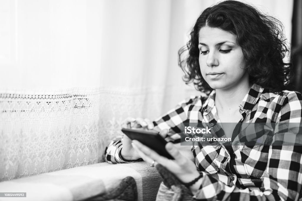 Femme à la maison à l’aide de tablette - Photo de Adulte libre de droits
