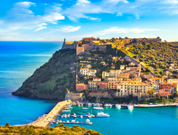 aldea de porto ercole y el puerto en una bahía del mar. vista aérea, argentario, toscana, italia - grosseto province fotografías e imágenes de stock