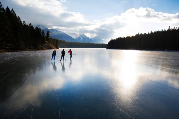 冬のバンフ国立公園内のスケート - rocky mountains canada mountain winter ストックフォトと画像