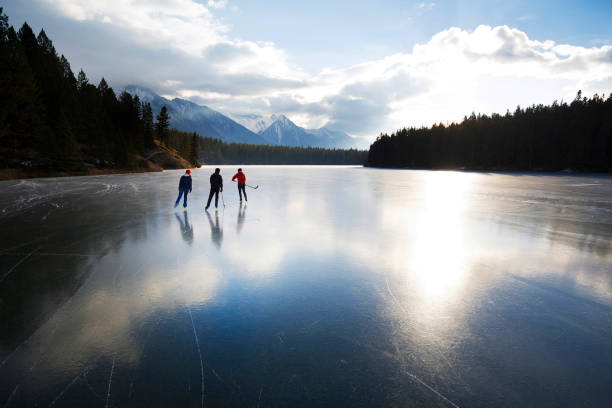 inverno patinar no parque nacional banff - ice hockey ice team canada - fotografias e filmes do acervo
