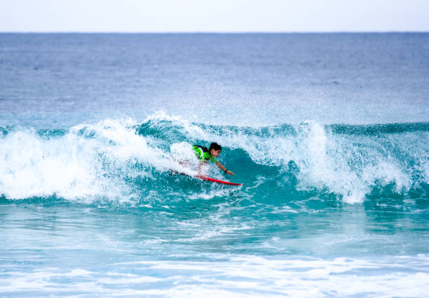 jovem surfista dentro da onda. - full length one person action australian culture - fotografias e filmes do acervo