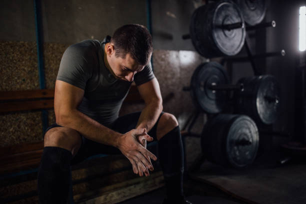 pria mempersiapkan mental sebelum angkat besi - gym mentally potret stok, foto, & gambar bebas royalti