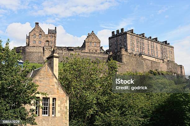 Il Castello Di Edimburgo Scozia Da Kings Stables Road - Fotografie stock e altre immagini di Ambientazione esterna