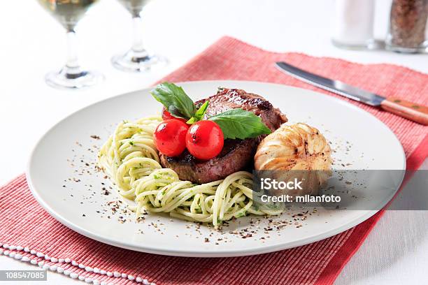 ビフテキパスタと焼きニンニク - イタリア料理のストックフォトや画像を多数ご用意 - イタリア料理, カラー画像, クローズアップ