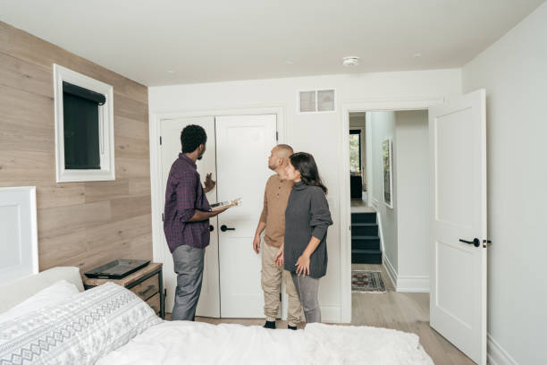 istock Couple and real estate agent 1085472118