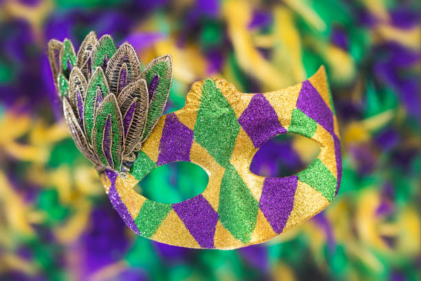 mardi gras mask in a colorful background - mardi gras new orleans feather mask imagens e fotografias de stock