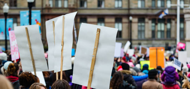 공공 광장 시위 - protest political rally crowd placard 뉴스 사진 이미지