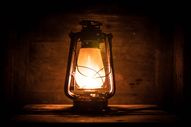lámpara de la linterna en la noche - kerosene oil fotografías e imágenes de stock