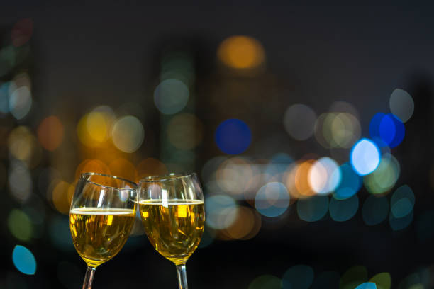 tintinear con dos jarra de cerveza o vasos sobre la foto borrosa de cityscape para festejar, fiesta y celebrar con concepto de feliz año nuevo - soft cider fotografías e imágenes de stock