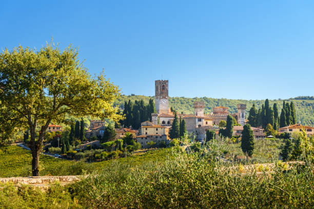 badia di passignano, abadía de san michele arcangelo passignano es histórica abadía benedictina situada en lo alto de la colina, rodeada de cipreses. tuscany. italia - tuscany florence italy chianti region italy fotografías e imágenes de stock